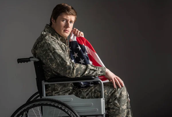 Triste discapacitado veterano sufriendo de dolor — Foto de Stock