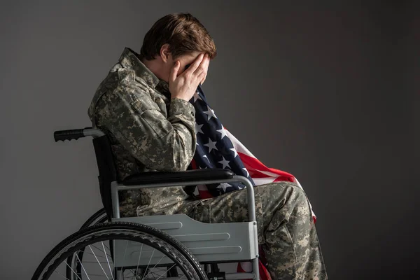 Hombre militar molesto sintiéndose indefenso — Foto de Stock