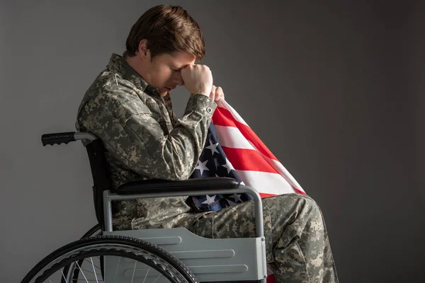 Desanimado joven militar americano que sufre de recuerdos — Foto de Stock