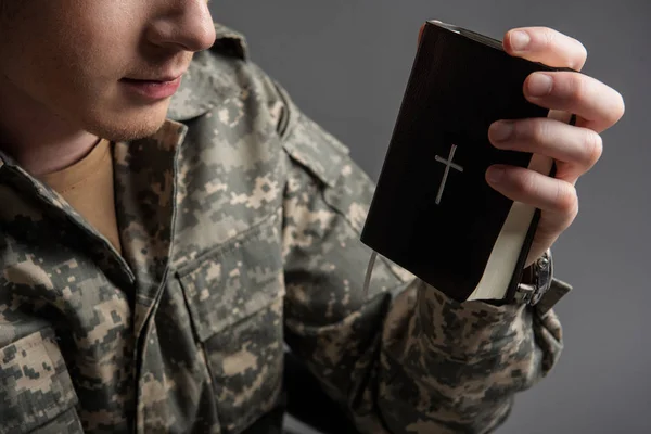 Soldat masculin tenant la Bible — Photo