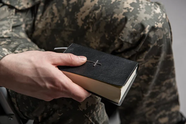 Hombre militar discapacitado sosteniendo libro — Foto de Stock