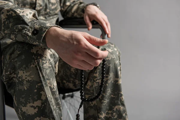 Behinderter Veteran hält Rosenkranz in der Hand — Stockfoto