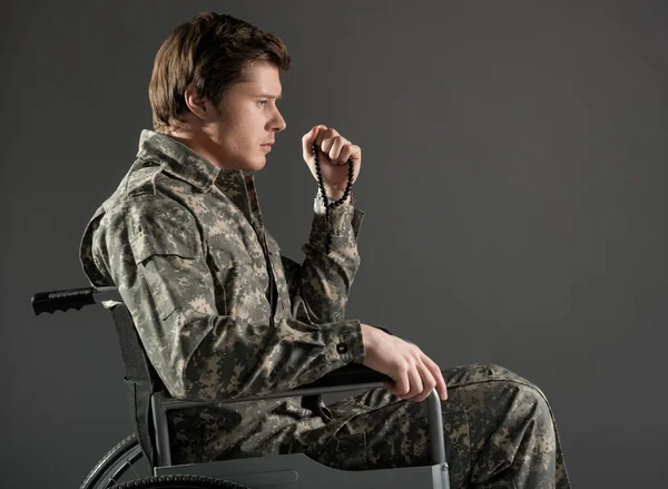 Zdenerwowany niepełnosprawny człowiek ubrany w mundur — Zdjęcie stockowe