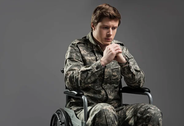 Soldado discapacitado triste que sufre de soledad — Foto de Stock
