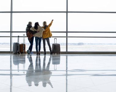 Kadın turist uçakları pencereden bakarak