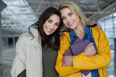 Edebiyat ile el cuddling dostu memnun kadın