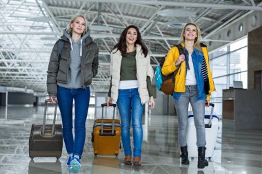 Bavul uçak doğru yürüyüş ile memnun bayanlar