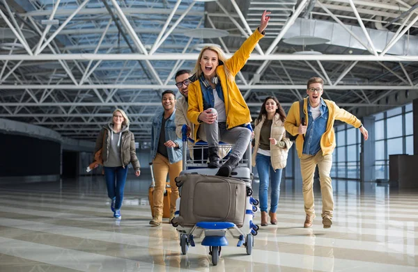 Feliz compañía de turistas que se apresuran para el jet —  Fotos de Stock