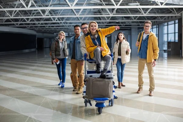 Jubelnde Reisende mit Gepäckwagen beim Boarding — Stockfoto