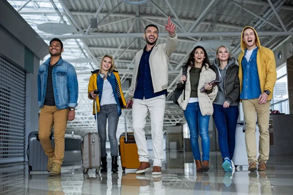 Unternehmen zufrieden mit Gepäckankunft im Terminal im Ausland — Stockfoto