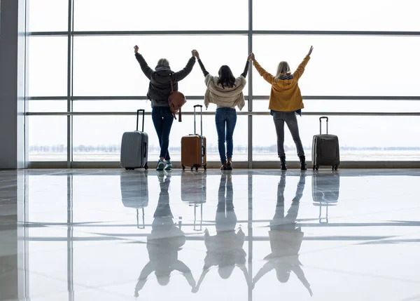 Mujeres mirando el marco en la terminal —  Fotos de Stock