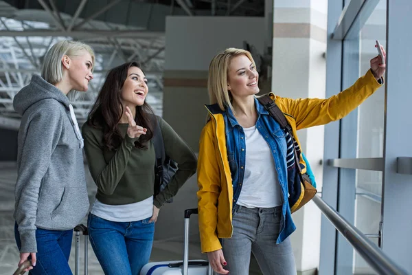 Tartalom nők figyelembe fotó magukat airport ablak — Stock Fotó