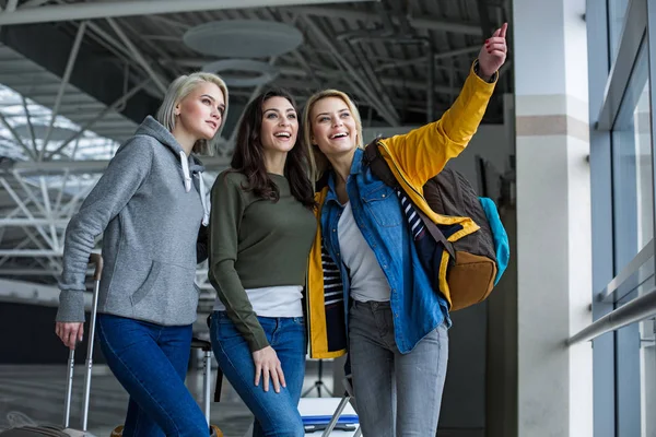 Viajeros disfrutados de pie en la terminal cerca de casement —  Fotos de Stock