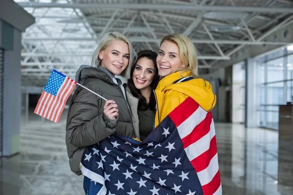 Uśmiechający się kobiet na barwy narodowe USA — Zdjęcie stockowe