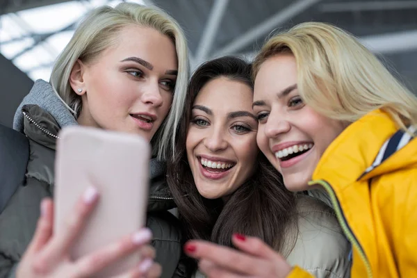 Dames appréciées regardant le téléphone mobile — Photo