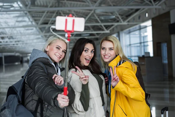 Mujeres felices haciendo selfie en el teléfono celular —  Fotos de Stock