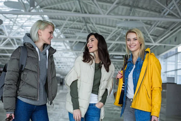 Joyeuses dames posant dans le terminal — Photo