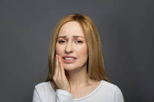 Triste jovem mulher com dor de dente — Fotografia de Stock