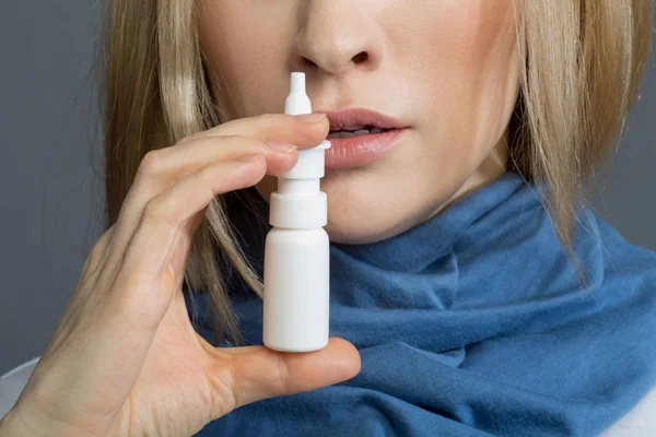 Mulher doente cuidando de sua saúde — Fotografia de Stock