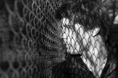 Dalgın adam açık havada tel muhafaza poz