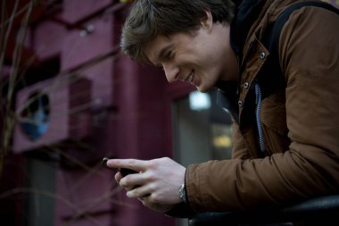 Pozitif sevimli adam akıllı cihazını kullanarak