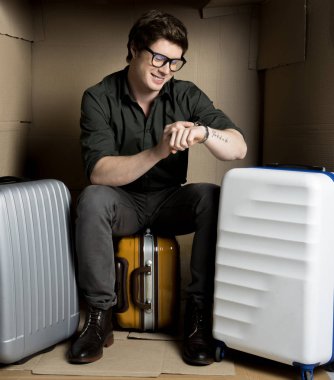 İyimser adam karton Oda yüz saat arıyor