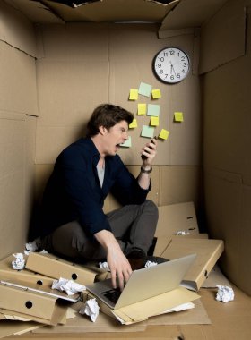 Kızgın işadamı cep telefonu çığlık atıyor