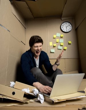 Rahatsız Yöneticisi dizüstü bilgisayarda bağırıyor