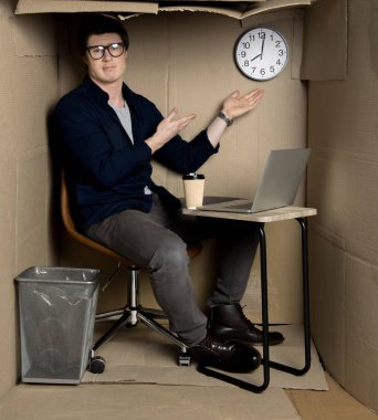 Hayal kırıklığına uğramış çalışan geç saate kadar çalışıyor