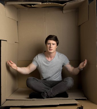 Tahriş olmuş genç adam kağıt kabin içinde gesticulating