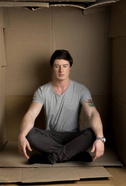 Sakin adam kağıt kabinde rahatlatıcı