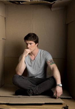 Dalgın adam kağıt odanın içinde düşünme