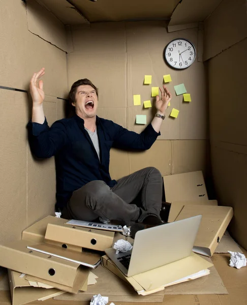 Homem de negócios louco está expressando ira de seu trabalho e gritando — Fotografia de Stock