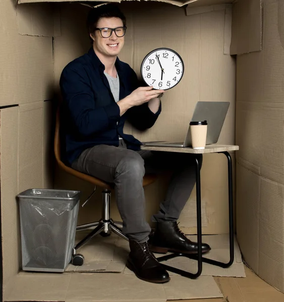 Mutlu çalışanın işini bitiriyor