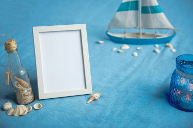 Halı üzerinde bulma gemi ile beyaz çerçeve