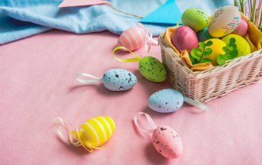 Paskalya ile küçük sepet yumurta renkli