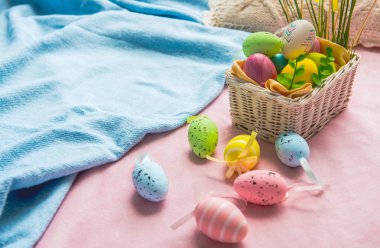 Sepet pembe katta renkli yumurta ile