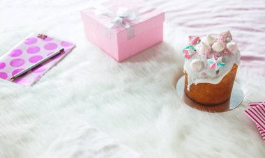 Pasta ve sketchbook kürk halı üzerinde avantajlarıyla