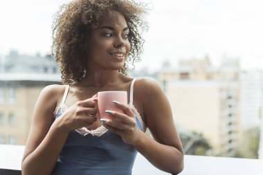 Neşeli kadın sabah lezzetli sıvı tatma