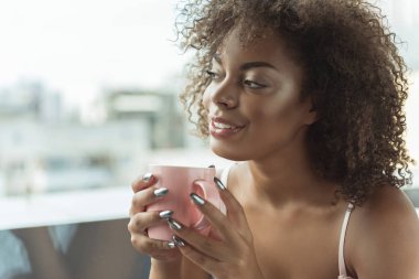 Mutlu kız içecek fincan içme