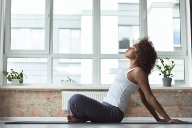 Daire sporda pratik sakin kadın