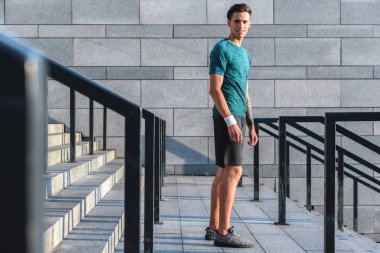 Merdivenlerde topografyanın giden erkek atlet