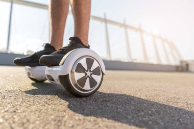 Çocuk ayak üzerinde giroscooter gidiyor