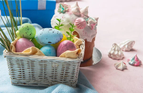 Deliziose uova vicino al panettone appetitoso — Foto Stock