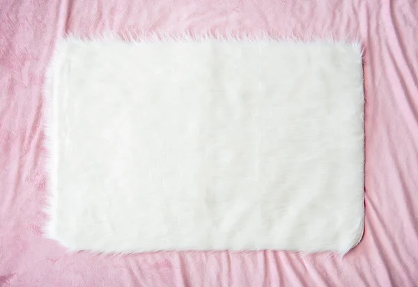 Weicher Teppich auf rosa Plaid — Stockfoto