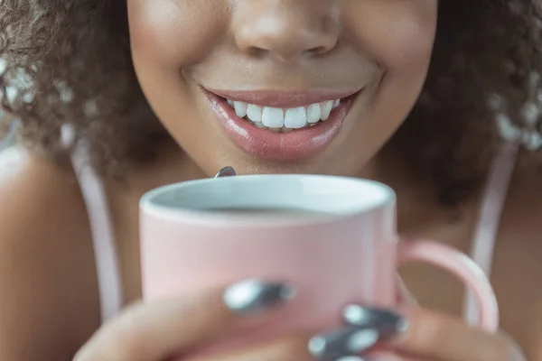 Chica alegre degustación taza de té — Foto de Stock