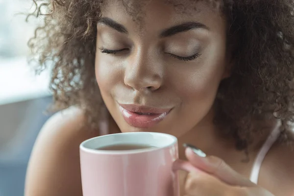 Chica saliente beber taza de bebida — Foto de Stock