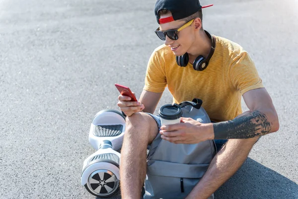 Ragazzo allegro digitando in cellulare — Foto Stock