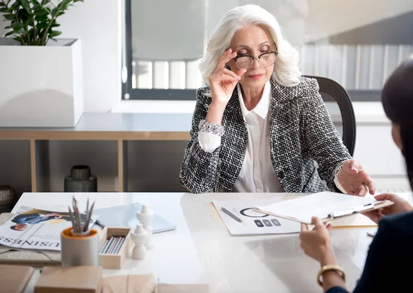 Mujeres agradables están trabajando juntas — Foto de Stock