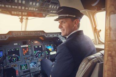 Neşeli pilot kokpitte diyorum